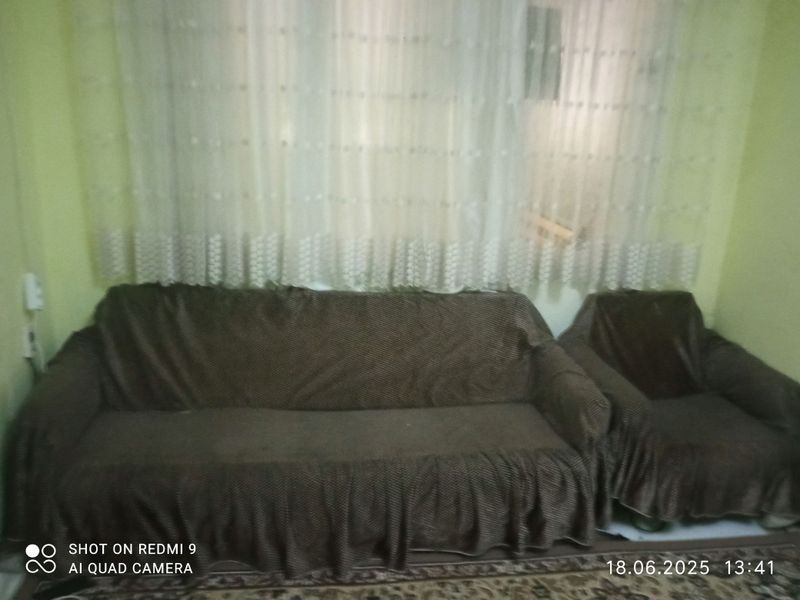 divan 2ta kreslosi bilan sotiladi holati yaxshi