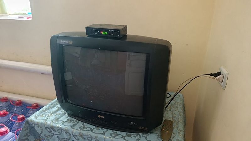 Televizor Dekoder Stol birga
