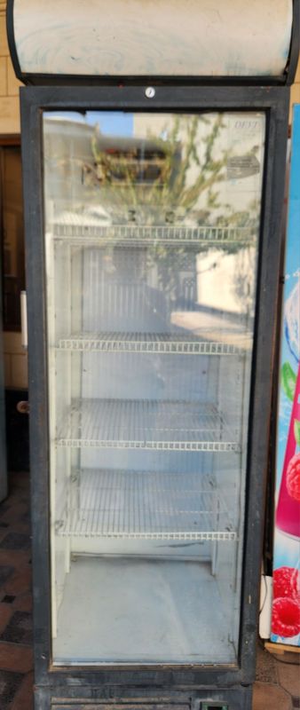 Срочно продается витринный холодильник в полном рабочем состоянии