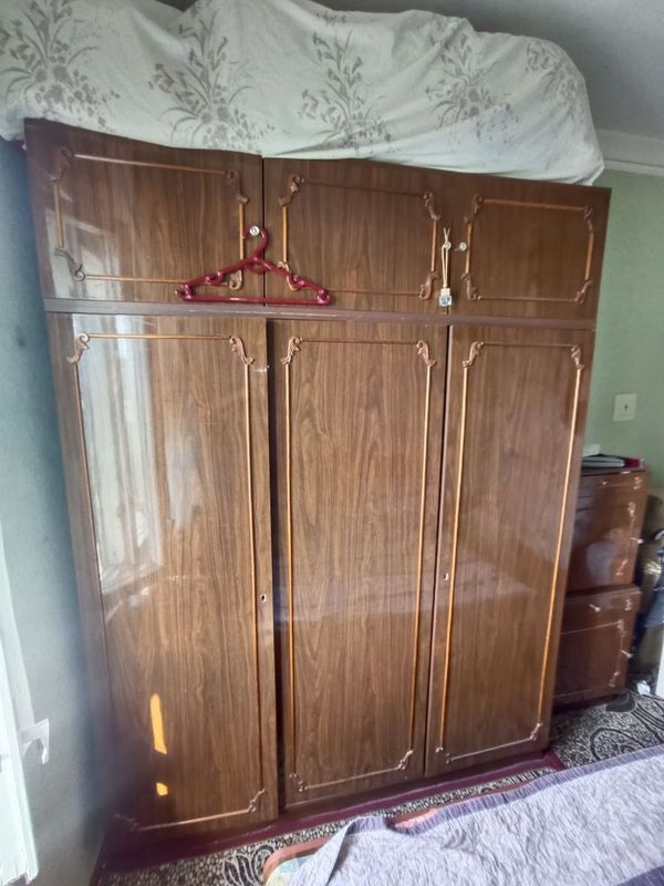 Продаётся спальный гарнитур - шифаньер 2 тумбы. Трюмо - трельяж Продаётся спальный гарнитур - шифаньер 2 тумбы. Трюмо - трельяж