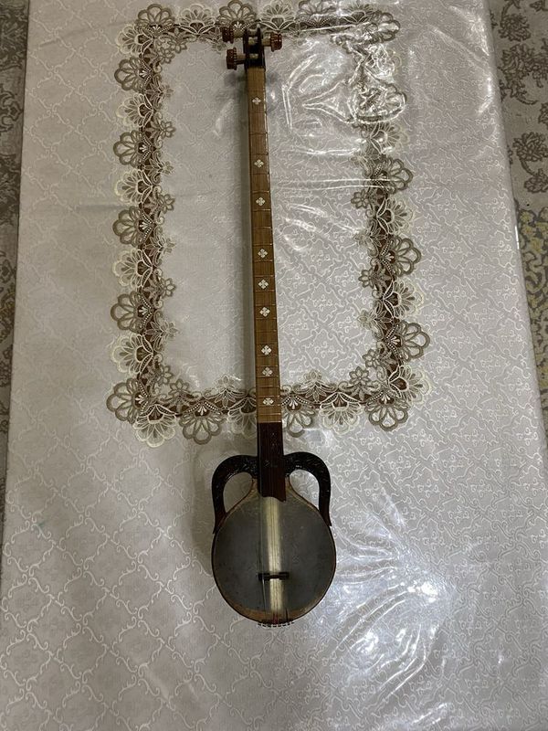 Rubob sotiladi qashqar rubob qoʻlda yasalgan Rubob sotiladi qashqar rubob qoʻlda yasalgan