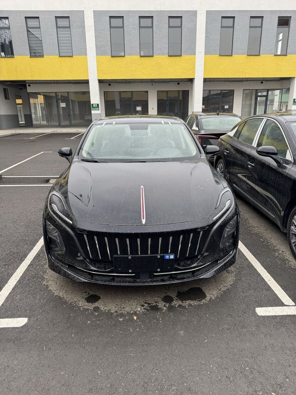 Hongqi eqm5 500km natariusga tayyor Hongqi eqm5 500km natariusga tayyor