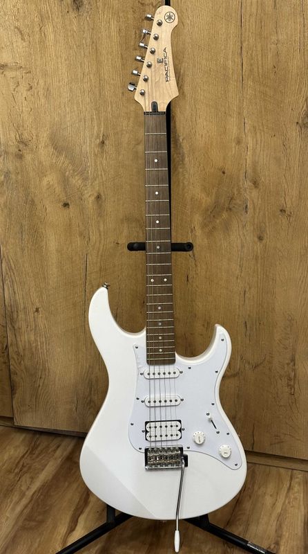 Электрогитара YAMAHA Pacifica 012 в белом цвете Электрогитара YAMAHA Pacifica 012 в белом цвете