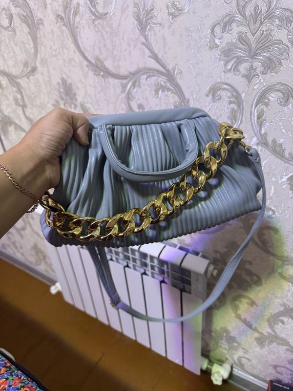 Ayollar sumkasi sotiladi Ayollar sumkasi sotiladi