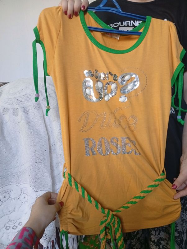 Sariq rangli futbolka