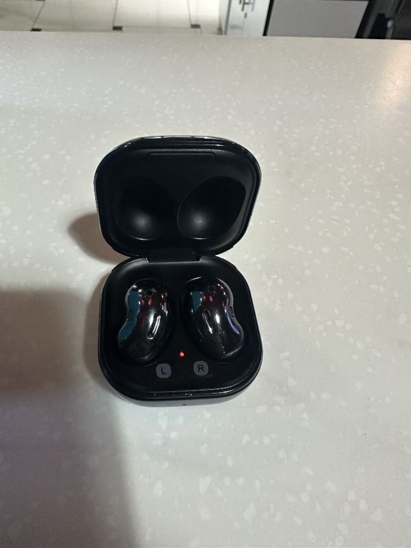 Продам наушники Samsung galaxy buds live