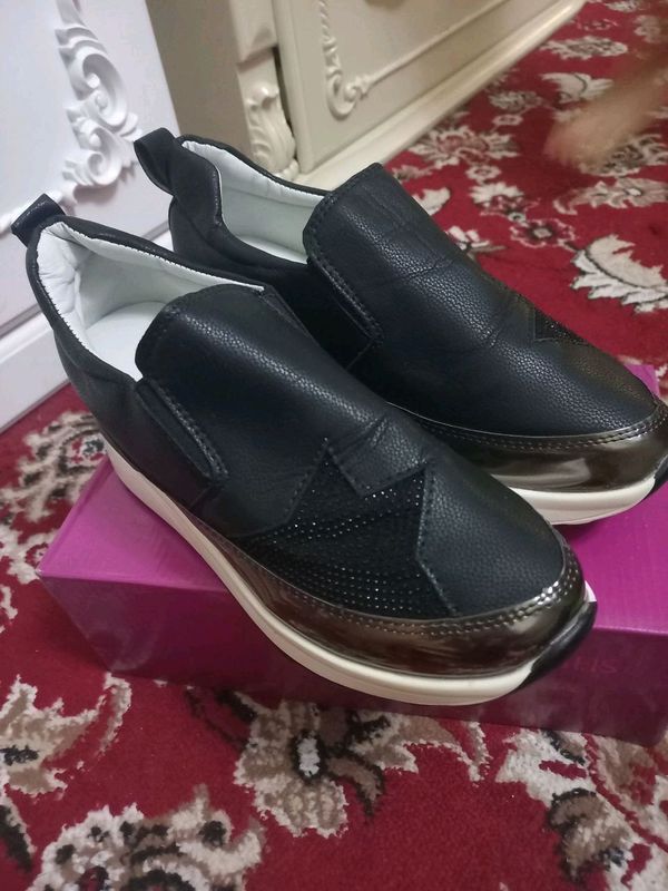 kuzgi baland poshnali oyoq kiyib sfatli kuzgi baland poshnali oyoq kiyib sfatli