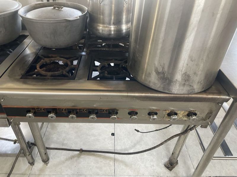Gaz plita sotiladi tez va arzon narxda 6 talik Gaz plita sotiladi tez va arzon narxda 6 talik