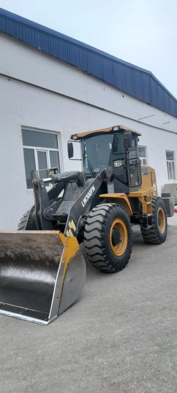 Погрузчик 1.8 куб арендага берилади шафери билан келишилган холда 88 8 Погрузчик 1.8 куб арендага берилади шафери билан келишилган холда 88 8