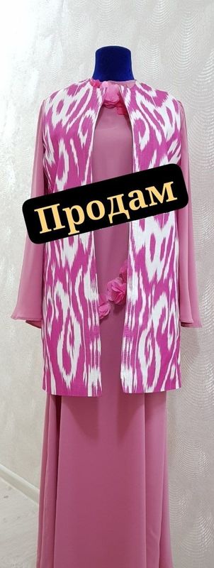 Миллий либослар сотилади. Миллий либослар сотилади.