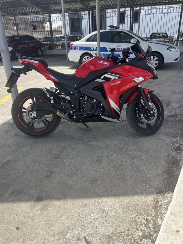 Moto sotiladii Rangi qezil sastaniyasi zor 400 kup Moto sotiladii Rangi qezil sastaniyasi zor 400 kup