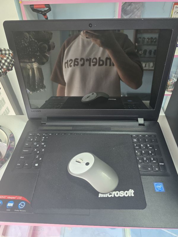 Noutbook srochna sotiladi