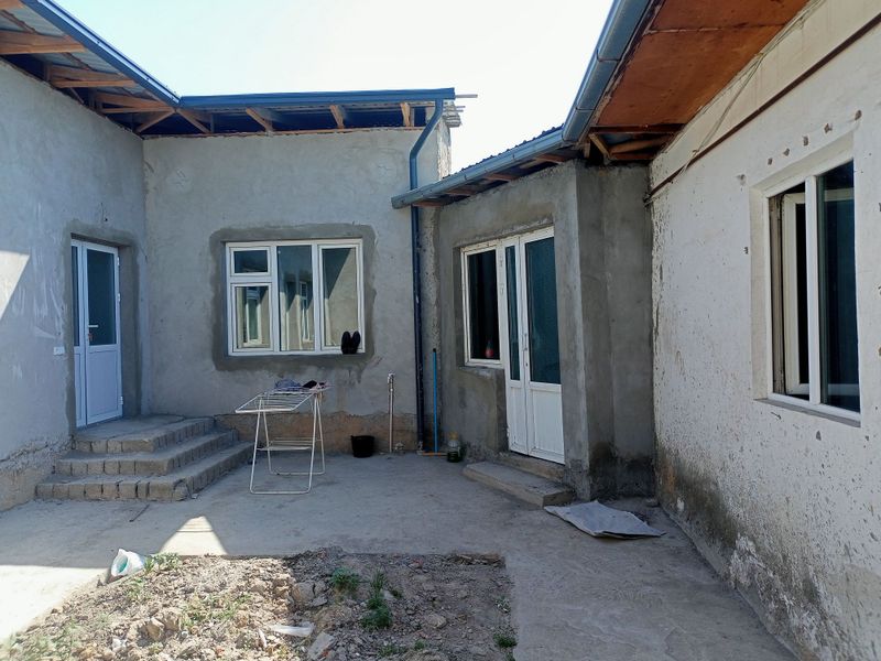 Assalomu aleykum uy sotiladi hovli 5 xonali boshqa uy ham bor Assalomu aleykum uy sotiladi hovli 5 xonali boshqa uy ham bor