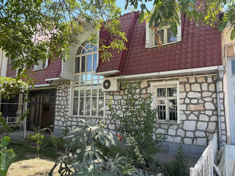 Продается дом Площадь участка: 3,5 сотки Казирабад, метро Мирзо;