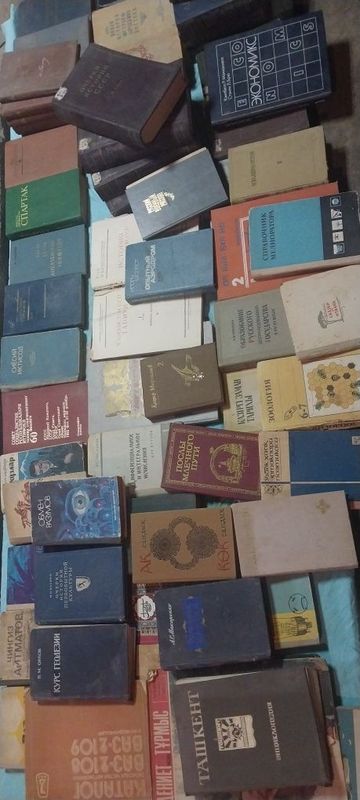 Продаются книжки в среднем хорошем состоянии за все книги 800тыс Продаются книжки в среднем хорошем состоянии за все книги 800тыс