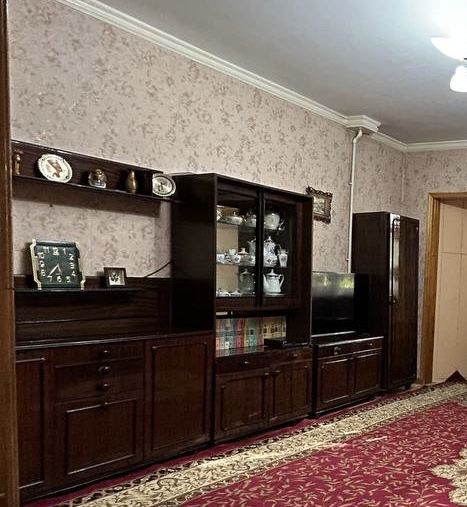 Стенка из тёмного дерева в зал Стенка из тёмного дерева в зал