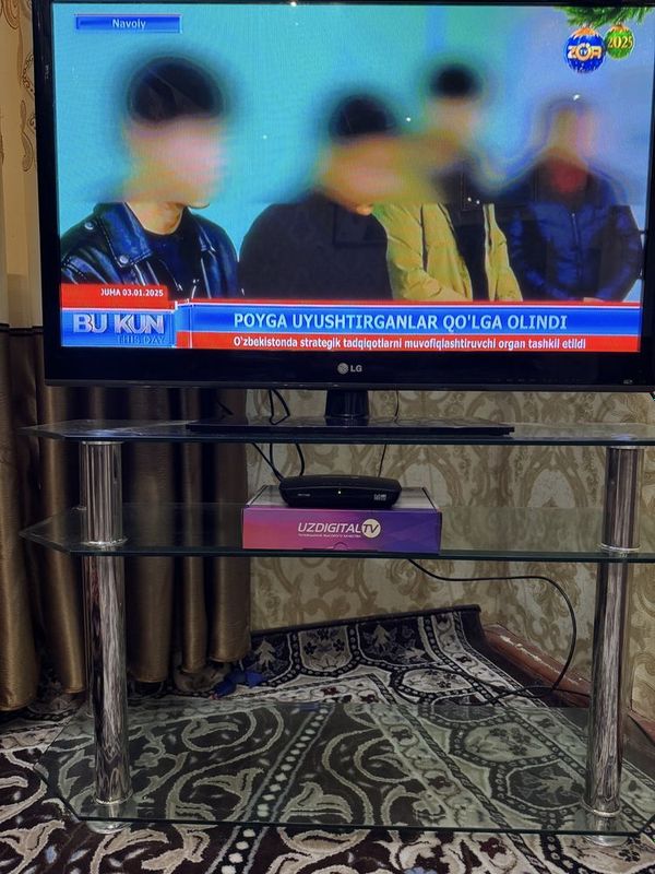 LG 42 plasma, UzDigital tuner, подставка