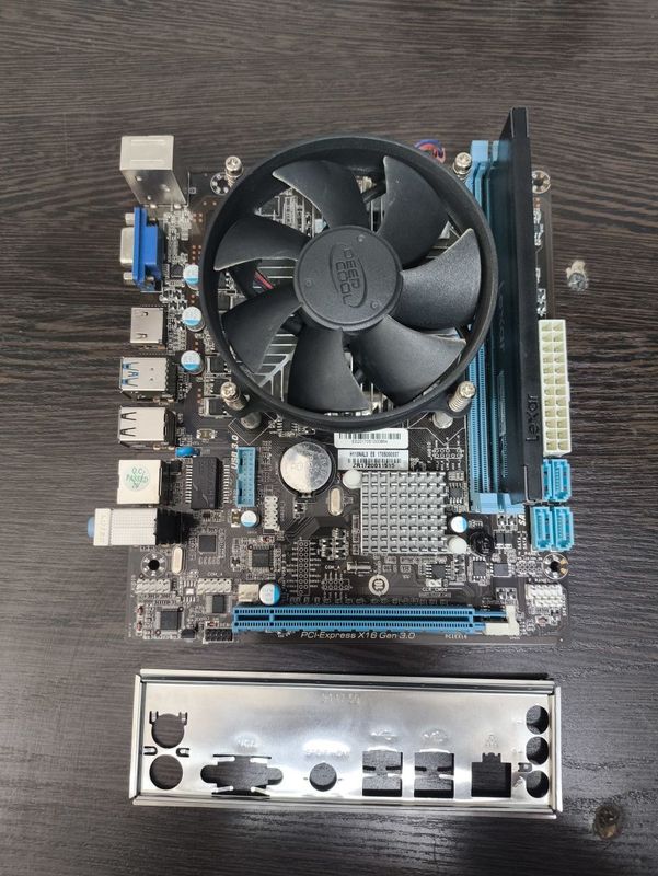 Esonic H110+i5 7400+Lexar 8Gb Esonic H110+i5 7400+Lexar 8Gb