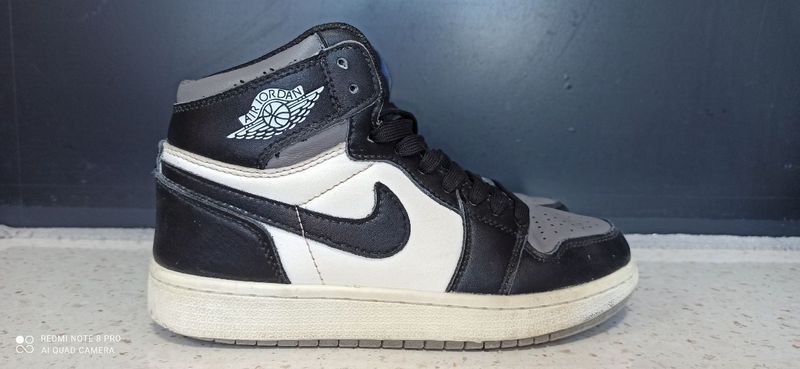 Детские кросовки AirJordan1 , 36 размер , в отличном состоянии, б/у