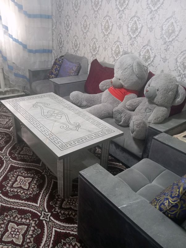 Yangi divan pul zariligi uchun sotamiz. Yangi divan pul zariligi uchun sotamiz.