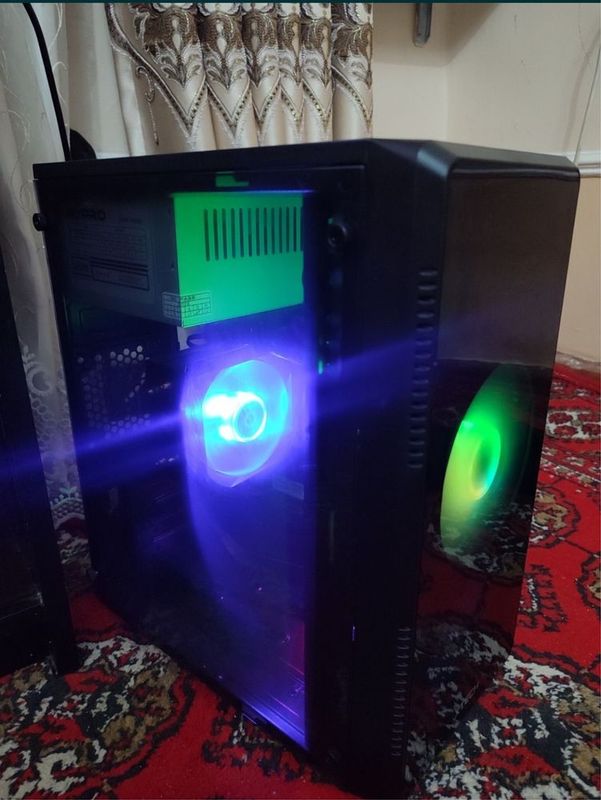 Intel Core i3-8100 RX 750 AMD RADEON 4GB Intel Core i3-8100 RX 750 AMD RADEON 4GB