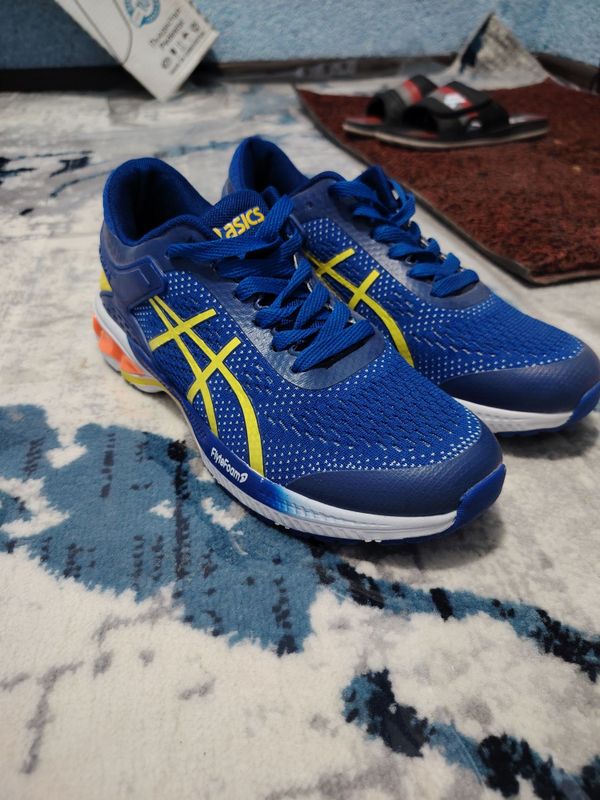 Krasofka ASICS yangi Krasofka ASICS yangi