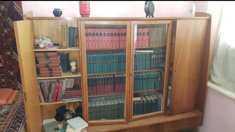 Продаеться книжный шкаф