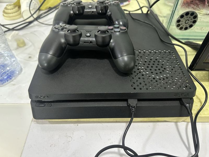 ps4 slim 500 gb 2 jostik holati zor oyin yozilgan