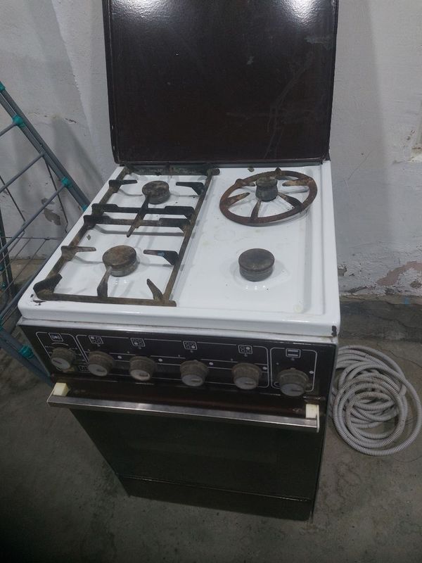 Срочно продаётся газовая плита б/у