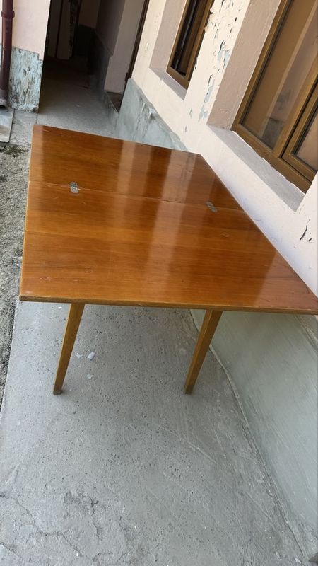 Stol sotiladi 2 xil kòrinishda bòladi Stol sotiladi 2 xil kòrinishda bòladi
