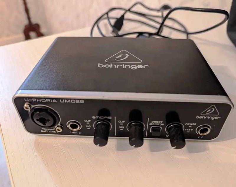 Продам звуковую карту BEHRINGER U-Phoria UMC22 Продам звуковую карту BEHRINGER U-Phoria UMC22