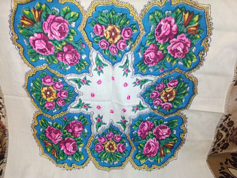 Старинный платок СССР с узорами ,как новый Старинный платок СССР с узорами ,как новый
