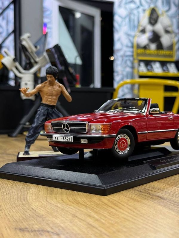 Коллекционная модель 1:18 bruce lee