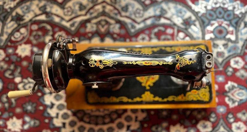 Deyarli yangi bo'lgan ''Qo'l tikuv mashinasi ''