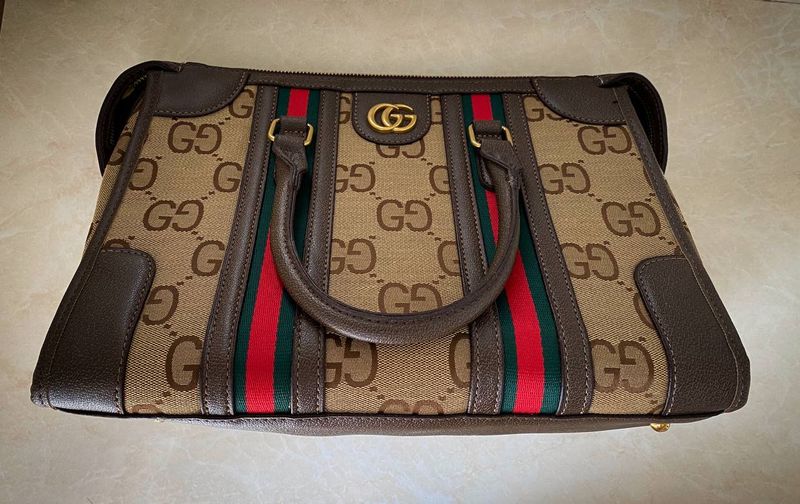 Gucci 30-smli sumka sotiladi Gucci 30-smli sumka sotiladi