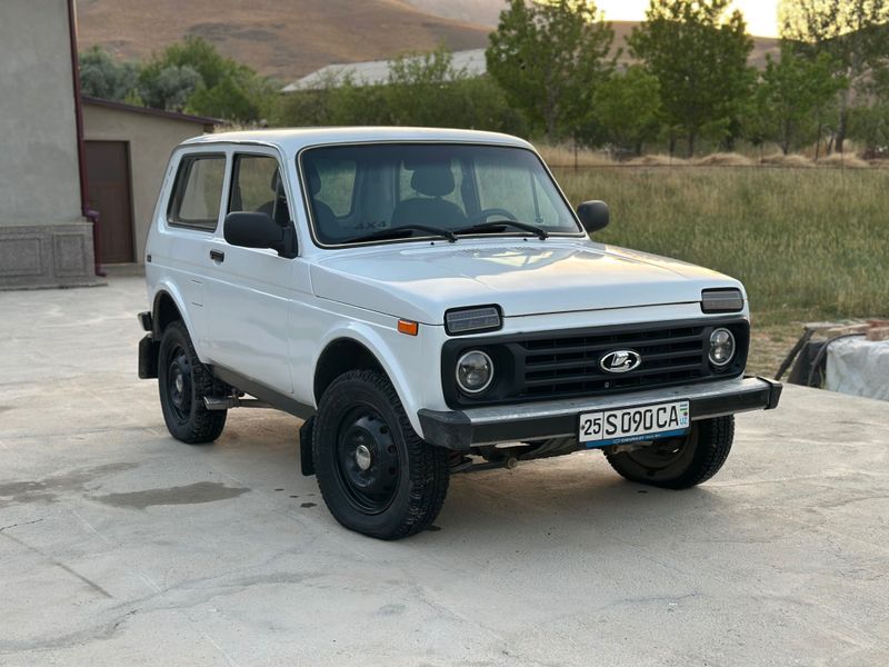 Lada Niva 1600 moshina