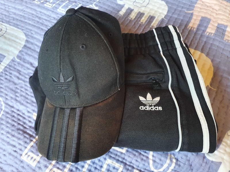 Комплект Adidas Originals — кепка и шорты Комплект Adidas Originals — кепка и шорты