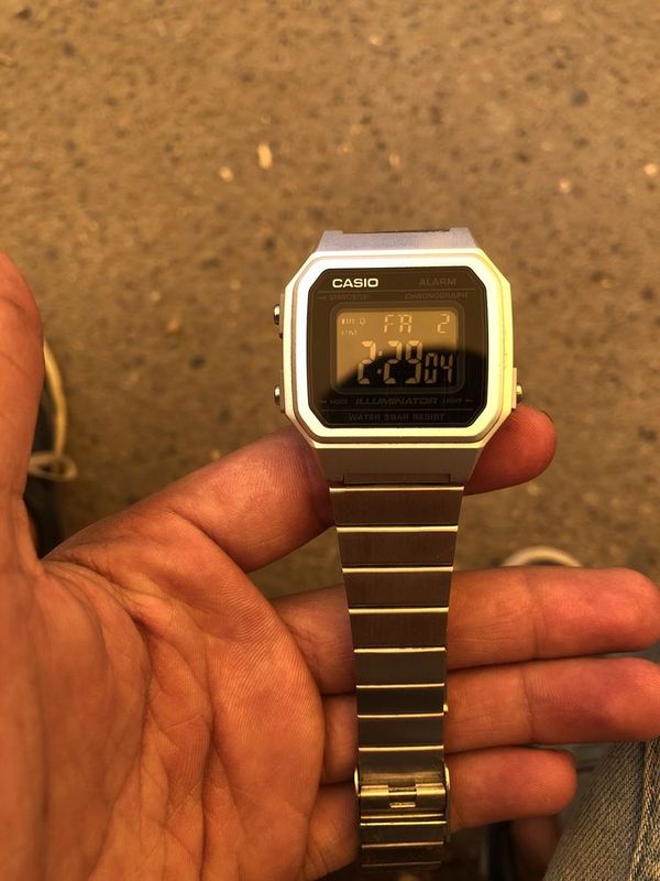 Casio sog’ati orginali budunlik chaladi sana kursatadi Casio sog’ati orginali budunlik chaladi sana kursatadi