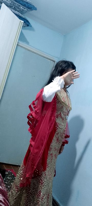 sotiladi bir marta kiyilgan narxi 900 ming sotiladi bir marta kiyilgan narxi 900 ming