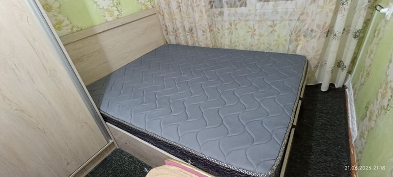 Продам кровать 190х150х30 с матрацом Продам кровать 190х150х30 с матрацом
