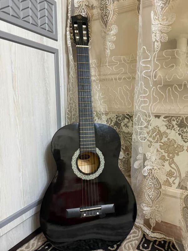 Gitara sotiladi narxi kelishiladi) Gitara sotiladi narxi kelishiladi)