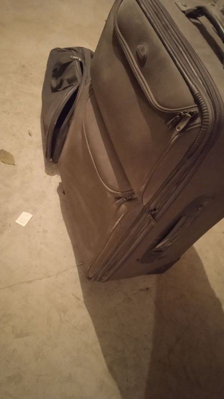 Продам чемодан и 2 сумки
