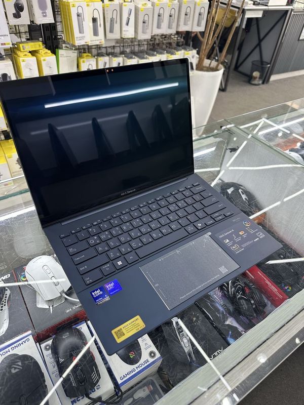 Asus Zenbook 14 Ultra 9-285H Asus Zenbook 14 Ultra 9-285H