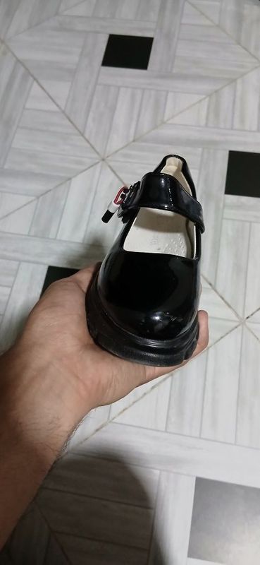 Oyoq kiyim sotiladi Oyoq kiyim sotiladi