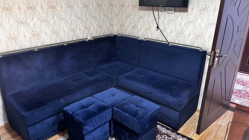 Кухонный уголок со столом Кухонный уголок со столом