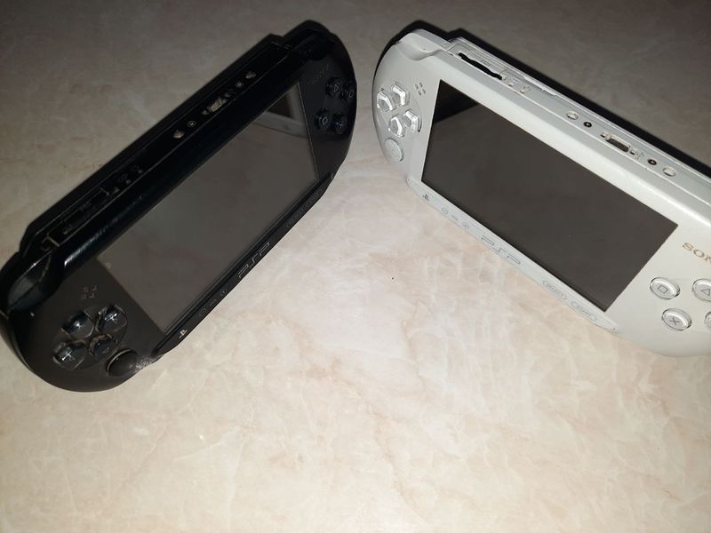 PlayStation E1008 (2 шт.: белый и черный) PlayStation E1008 (2 шт.: белый и черный)