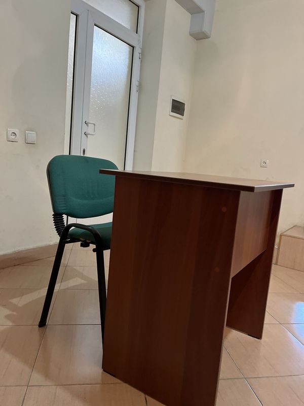 Ofis uchun Parta va stullar uy bo’shatishga zudlik bilan Ofis uchun Parta va stullar uy bo’shatishga zudlik bilan