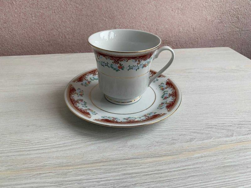 Чайная чашка с блюдцем, из фарфора Чайная чашка с блюдцем, из фарфора