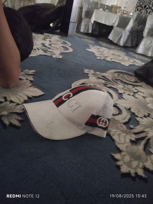 Gucci brendi ostidagi oq kepka Gucci brendi ostidagi oq kepka