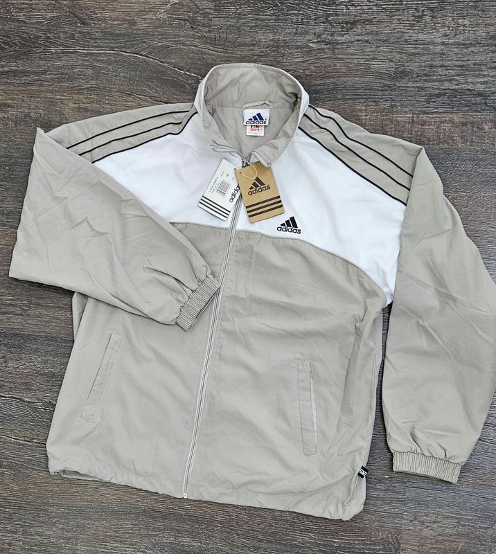 Фирменная тёплая демисезонная куртка adidas. Фирменная тёплая демисезонная куртка adidas.
